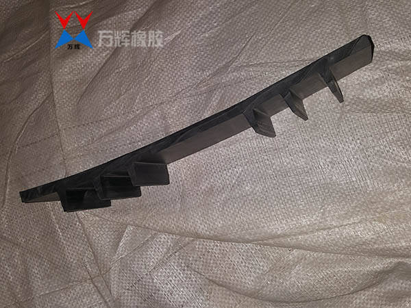 小背贴止水带